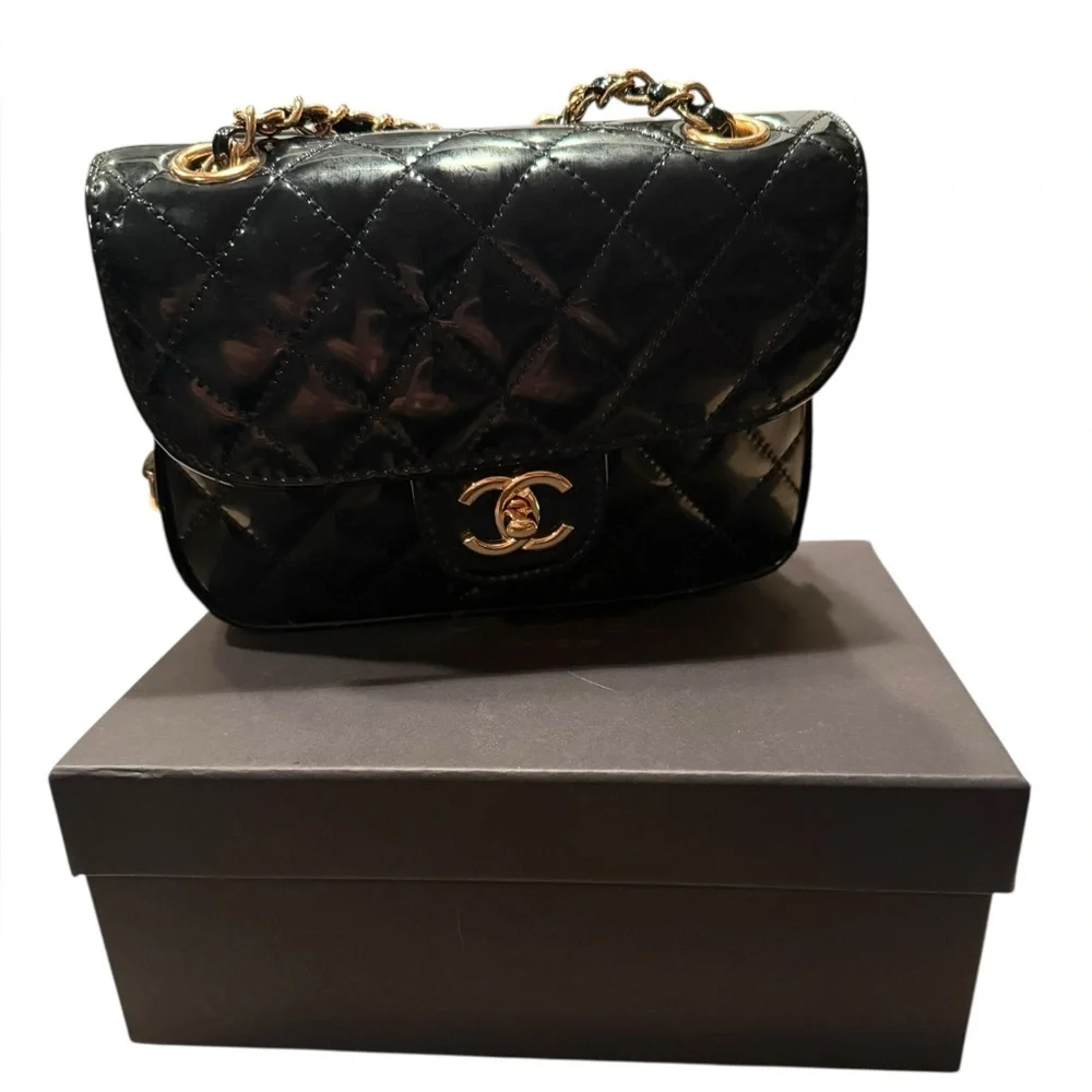 CHANEL Black Quilted Small Flap Crossbody with Gold Hardware GWP - Picture 2 of 6